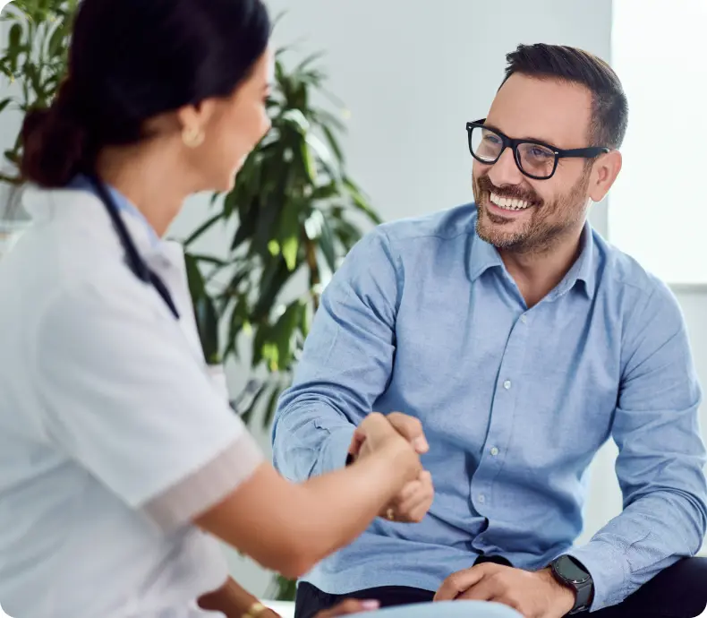 Paciente y doctor en consulta, alta el mismo día