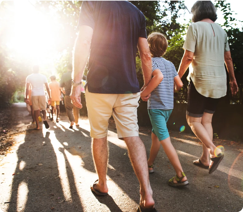 Personas caminando al aire libre el mismo día del tratamiento